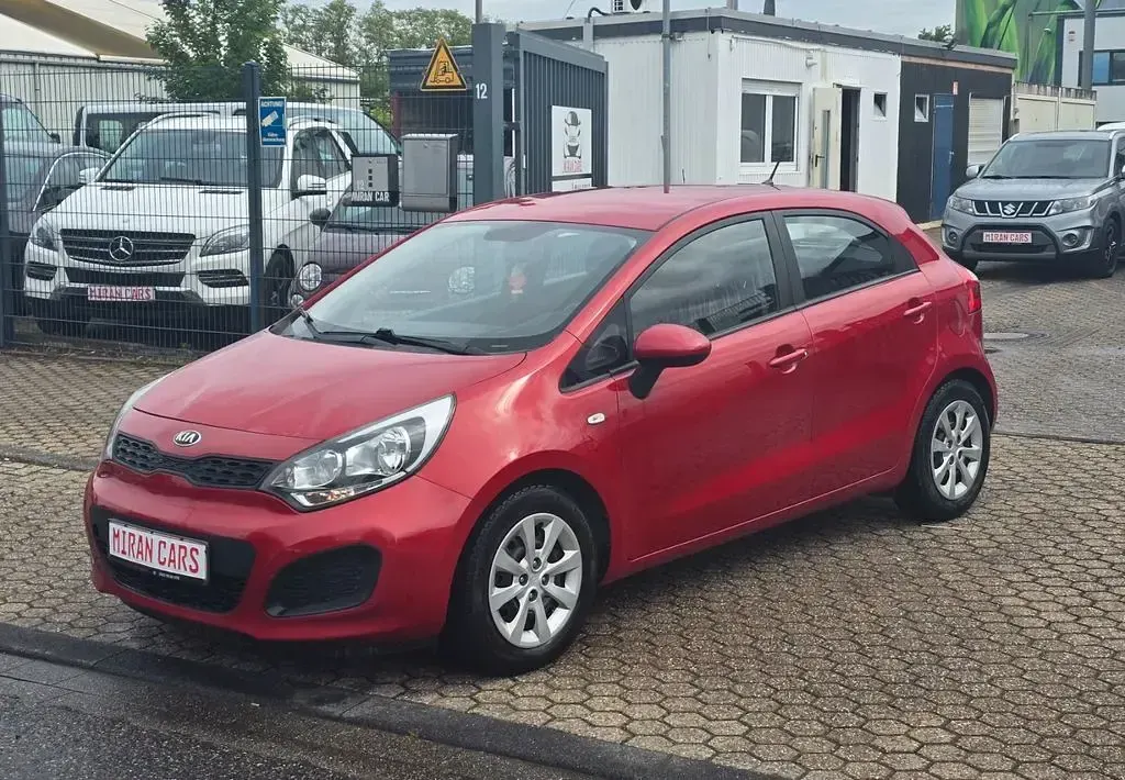 Gebraucht Kia Rio Attract 86 PS (63 kW) 2014 Rot Limousine