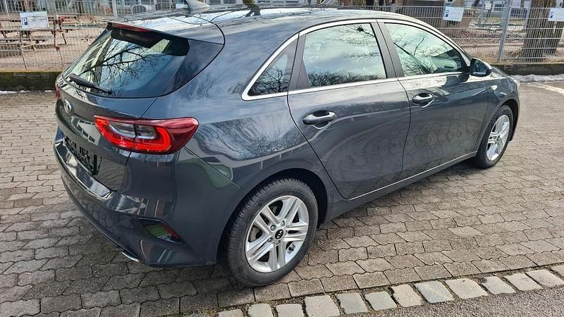 Gebraucht Kia Ceed Vision 140 PS (102 kW) 2021 Grau Kleinwagen