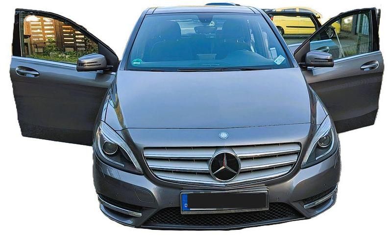 Grau Gebraucht 2014 Mercedes B200 Van / Kleinbus | 13.500 € (Fairer Preis) - Bild 1/4
