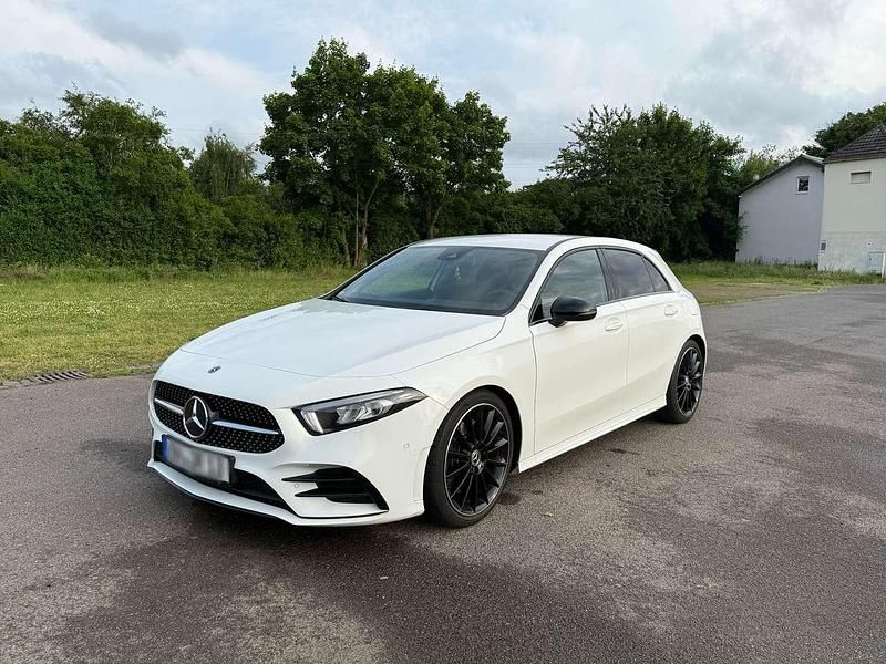 Weiß Gebraucht 2020 Mercedes A250 AMG line Limousine | 29.200 € (Fairer Preis) - Bild 1/4