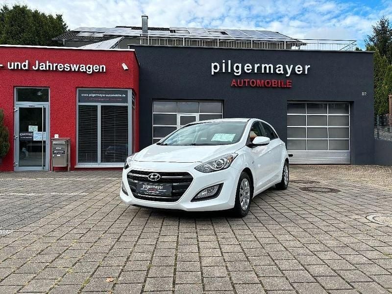 Polar white / sol Gebraucht 2017 Hyundai i30 Classic Limousine | 8.999 € (Guter Preis) - Bild 1/4