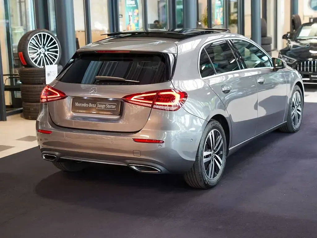 Gebraucht Mercedes A200 Progressive 150 PS (110 kW) 2022 Mountaingrau Limousine