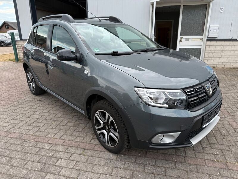 Grau Gebraucht 2018 Dacia Sandero Celebration Kleinwagen | 8.790 € (Guter Preis) - Bild 1/4