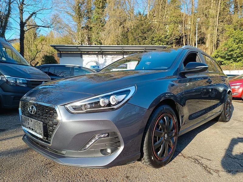 Grau Gebraucht 2018 Hyundai i30 Passion Plus Kombi | 8.800 € (Superpreis) - Bild 1/4