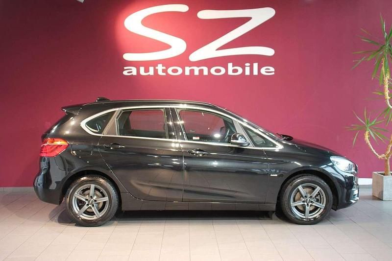 Black sapphire metallic Gebraucht 2017 BMW 218 Luxury Line Van / Kleinbus | 14.490 € (Fairer Preis) - Bild 1/4