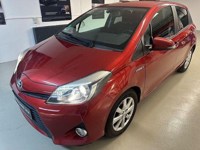 Rot Gebraucht 2014 Toyota Yaris Hybrid Edition Limousine | 7.990 € (Fairer Preis) - Bild 1/4
