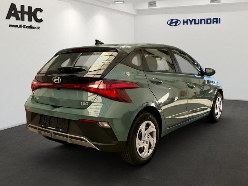 Gebraucht Hyundai i20 Select 79 PS (58 kW) 2025 Mangrove green Limousine