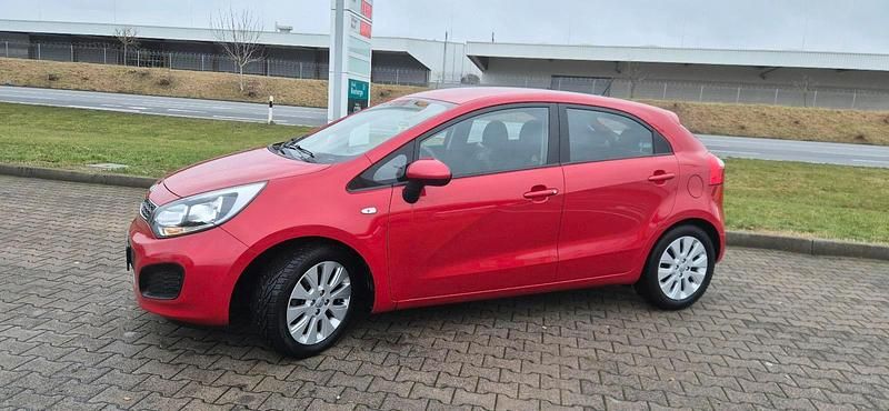 Rot Gebraucht 2013 Kia Rio Kleinwagen | 5.600 € (Fairer Preis) - Bild 1/4