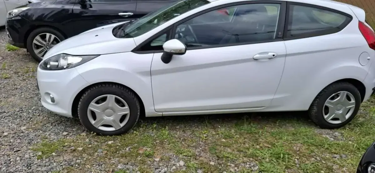 Używany Ford Fiesta Ambiente 60 KM (44 kW) 2012 Biały Sedan/Limuzyna