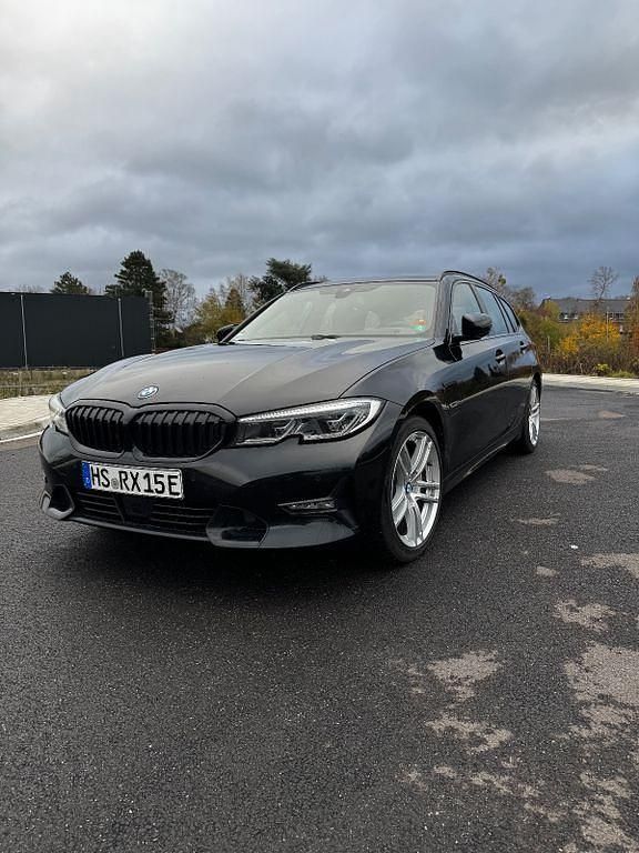 Schwarz Gebraucht 2022 BMW 330e Performance Kombi | 26.950 € (Superpreis) - Bild 1/4