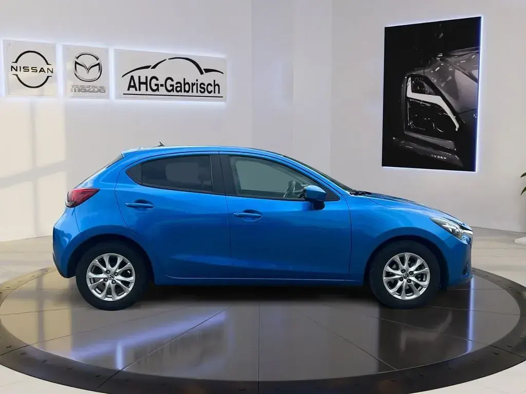 Używany Mazda 2 Exclusive-Line 90 KM (66 kW) 2015 Niebieski Sedan/Limuzyna
