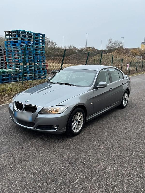 Gebraucht BMW 318 143 PS (105 kW) 2011 Grau Limousine