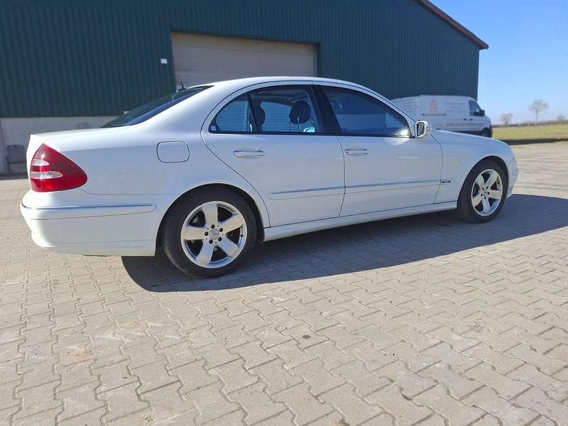 Gebraucht Mercedes E500 Avantgarde 306 PS (225 kW) 2002 Weiß Limousine