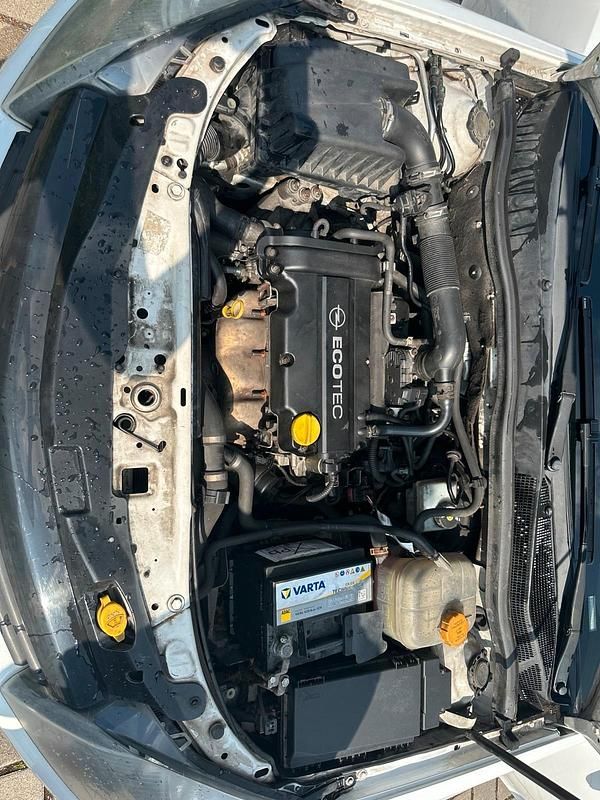 Weiß Gebraucht 2009 Opel Astra Coupé | 1.700 € (Fairer Preis) - Bild 1/4