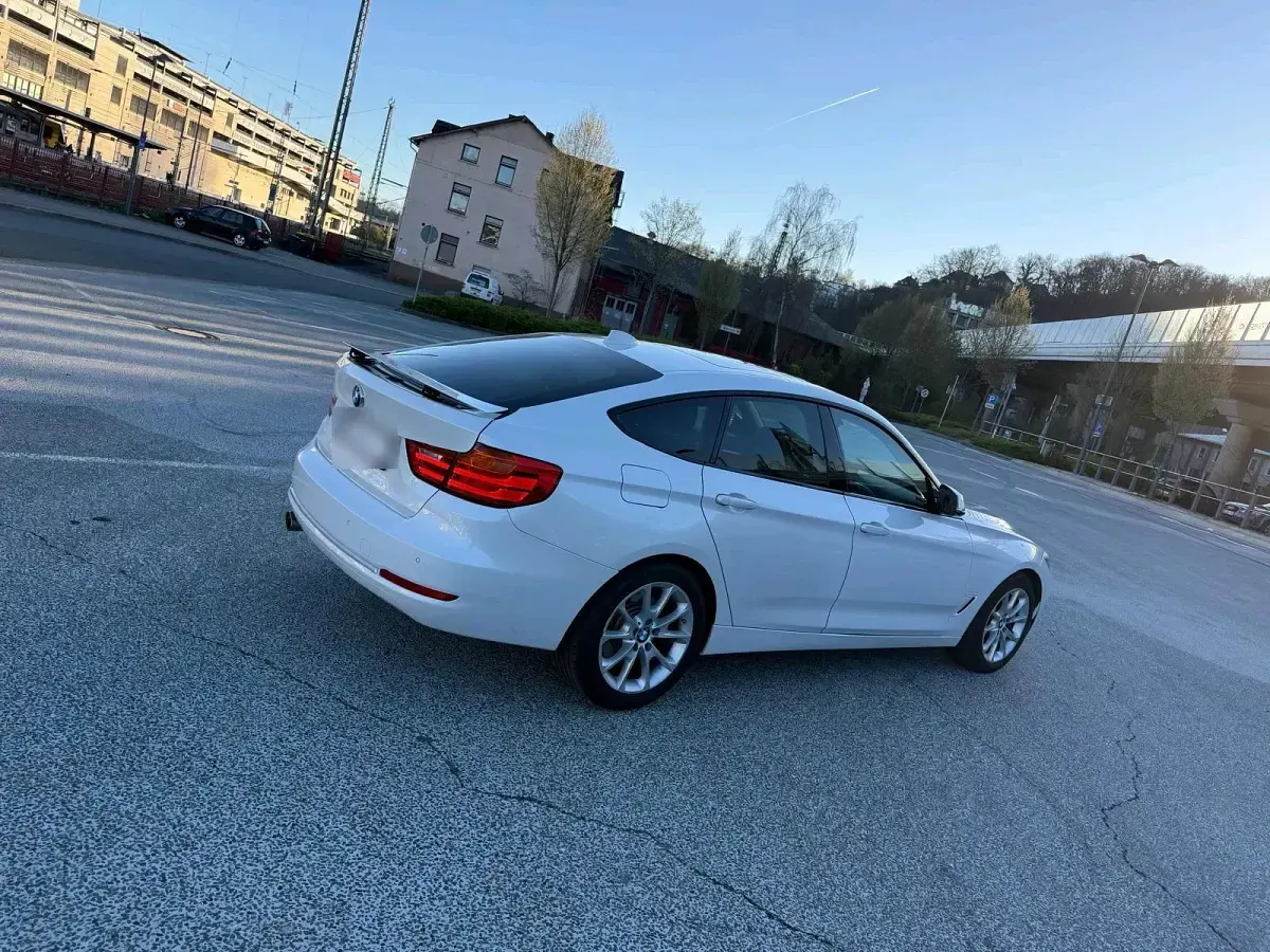 Second-hand BMW 330 258 CP (189 kW) 2014 Alb Berlinǎ