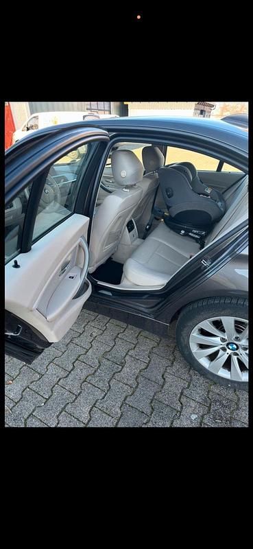 Gebraucht BMW 320 184 PS (135 kW) 2012 Braun Limousine