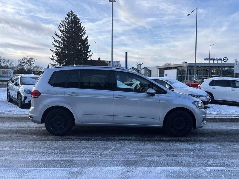 Gebraucht VW Touran Active 150 PS (110 kW) 2022 Silber metallic Van / Kleinbus