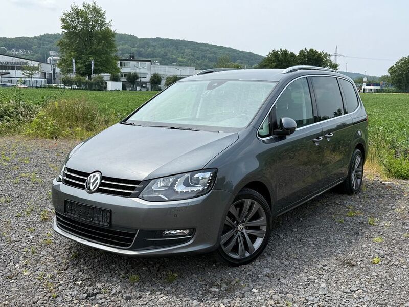 Grau Gebraucht 2016 VW Sharan Highline Van / Kleinbus | 21.390 € (Fairer Preis) - Bild 1/4