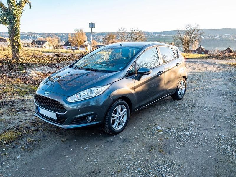 Gebraucht Ford Fiesta Celebration 82 PS (60 kW) 2016 Grau Limousine
