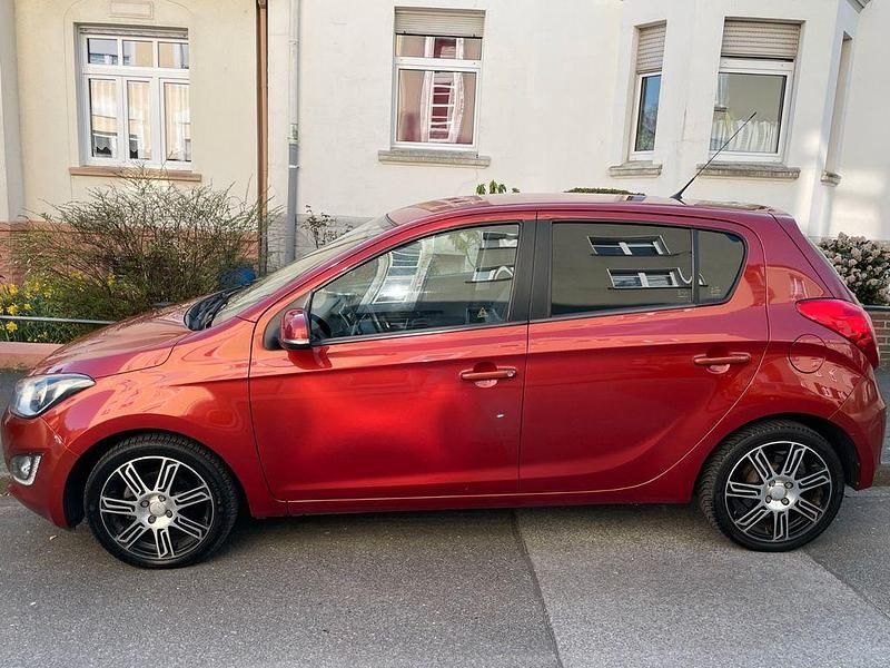 Gebraucht Hyundai i20 Edition 86 PS (63 kW) 2012 Rot Kleinwagen