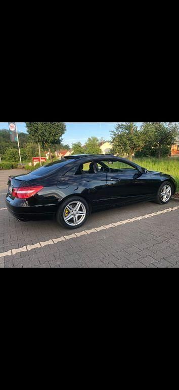 Schwarz Gebraucht 2011 Mercedes E350 Coupé | 9.990 € (Guter Preis) - Bild 1/4