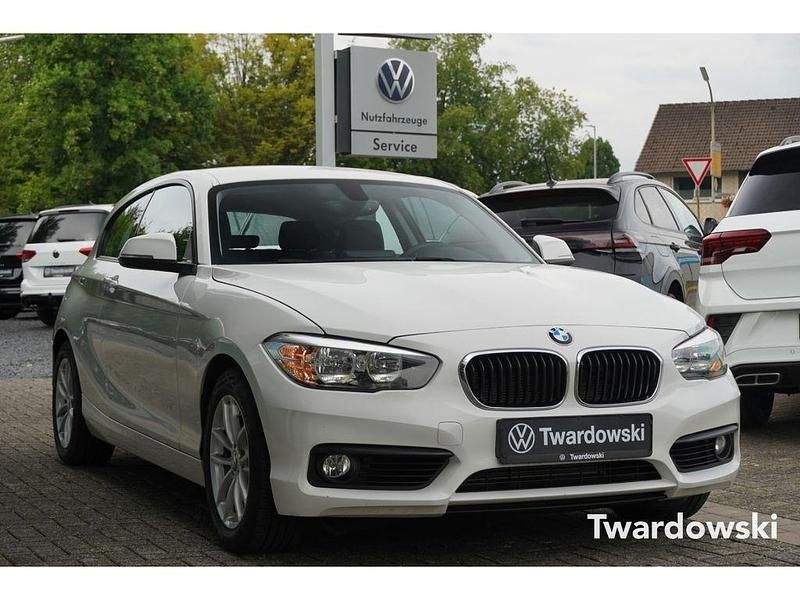 Weiß Gebraucht 2019 BMW 118 Advantage Kleinwagen | 14.950 € (Fairer Preis) - Bild 1/4
