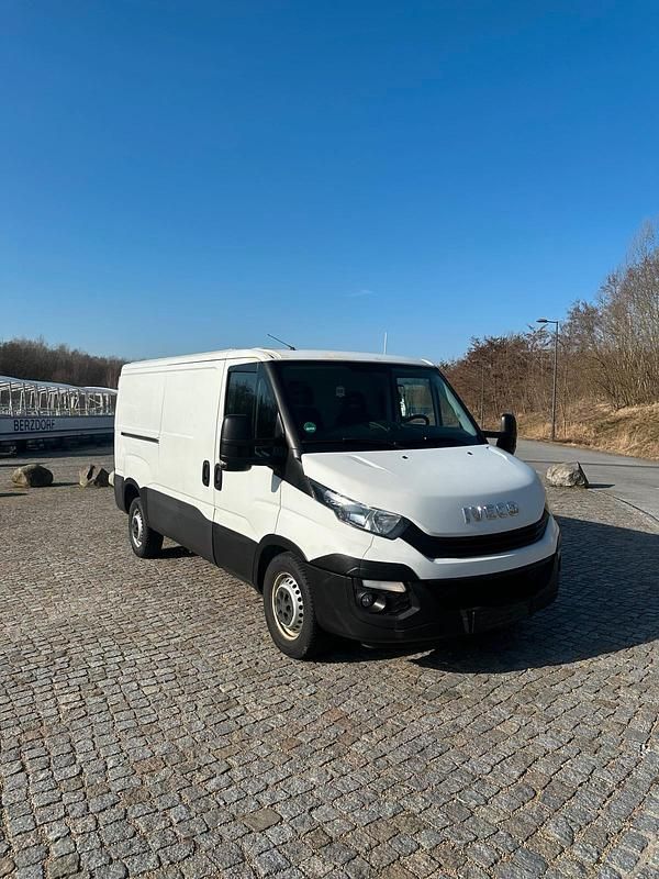 Gebraucht Iveco Daily 180 PS (132 kW) 2017 Weiß Van / Kleinbus