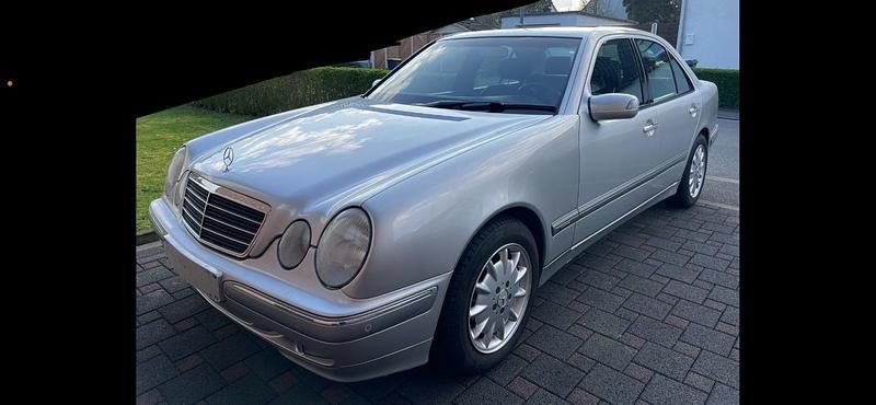 Silber Gebraucht 2001 Mercedes E200 Limousine | 5.900 € (Fairer Preis) - Bild 1/4