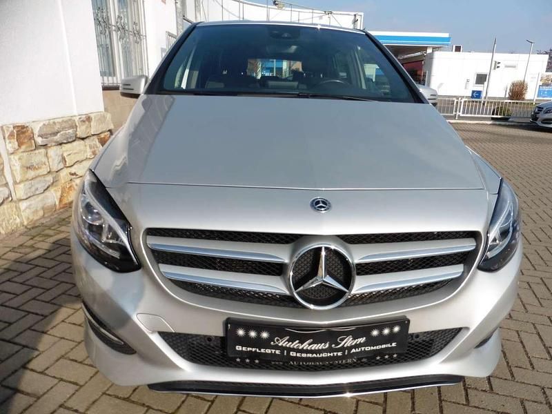 Gebraucht Mercedes B200 Urban 156 PS (114 kW) 2017 Polarsilber  metalliclack Van / Kleinbus
