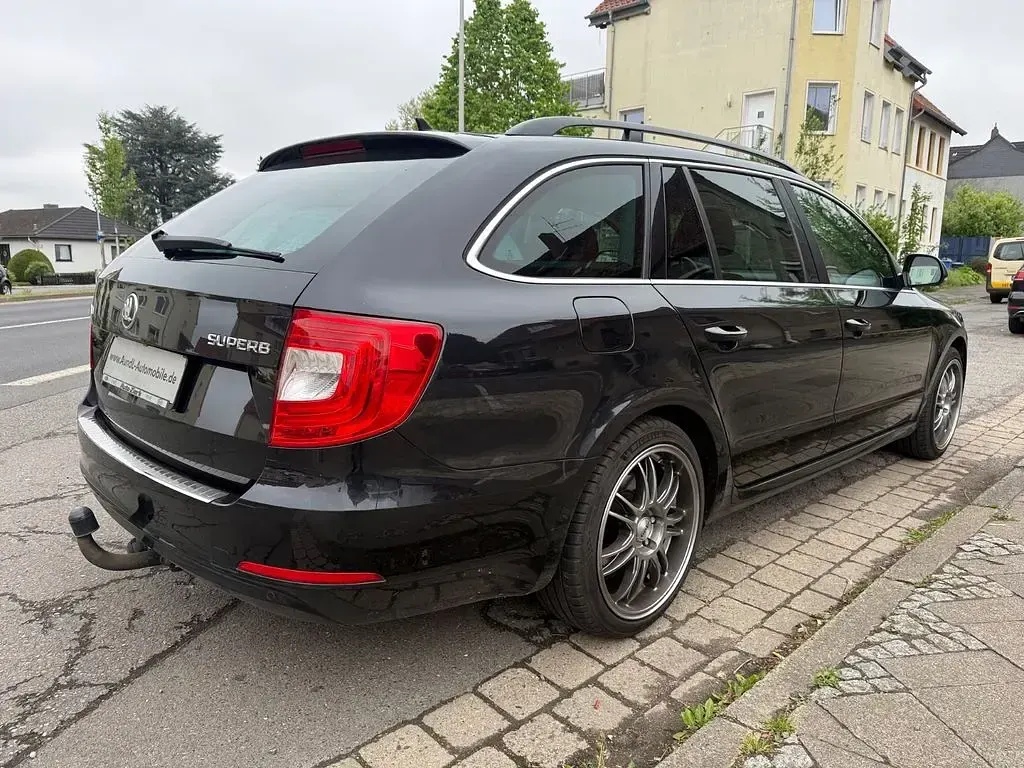 Gebraucht Skoda Superb Exclusive 140 PS (102 kW) 2013 Schwarz Kombi