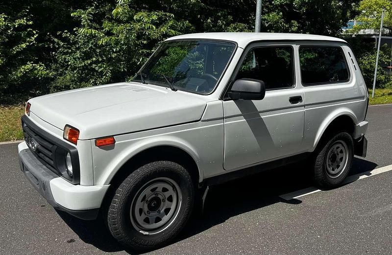 Grün Gebraucht 2018 Lada niva SUV | 7.500 € (Superpreis) - Bild 1/4