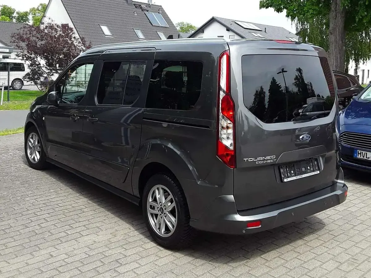 Usata Ford Tourneo Titanium 120 CV (88 kW) 2021 Grigio Monovolume