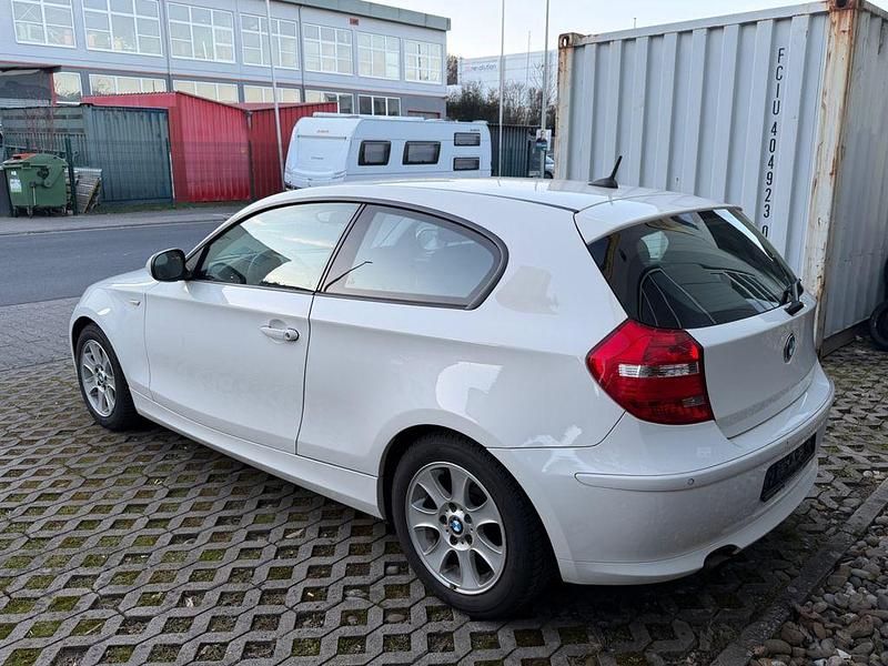 Gebraucht BMW 116 122 PS (89 kW) 2011 Weiß Kleinwagen
