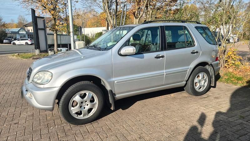Gebraucht Mercedes ML270 163 PS (119 kW) 2004 Silber SUV