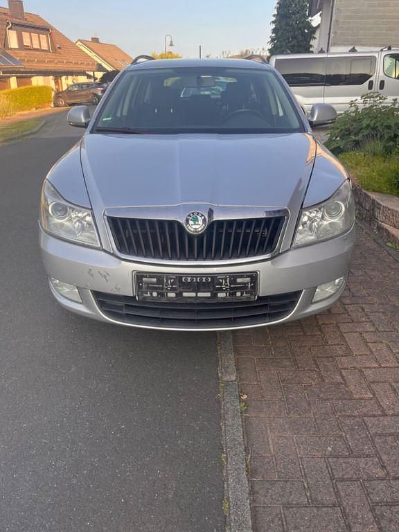 Silber Gebraucht 2011 Skoda Octavia Limousine | 2.600 € (Etwas zu teuer) - Bild 1/4