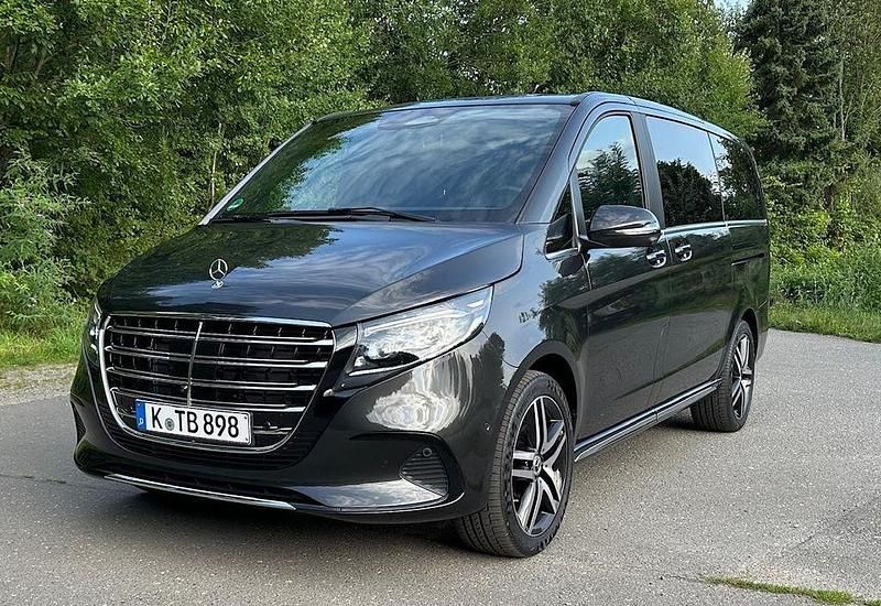 Grau Gebraucht 2024 Mercedes V300 Exclusive Van / Kleinbus | 83.300 € (Etwas zu teuer) - Bild 1/4