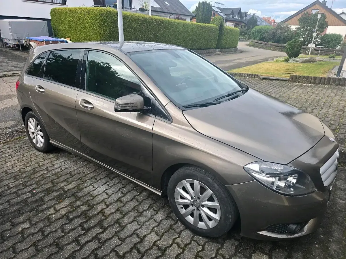 Gebraucht Mercedes B180 122 PS (89 kW) 2013 Grau Kleinwagen