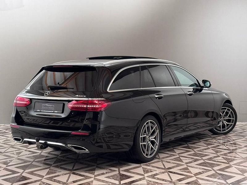 Gebraucht Mercedes E400 AMG line 330 PS (242 kW) 2022 Schwarz/baltic black Kombi