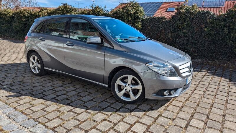 Grau Gebraucht 2012 Mercedes B180 Van / Kleinbus | 7.900 € - Bild 1/4