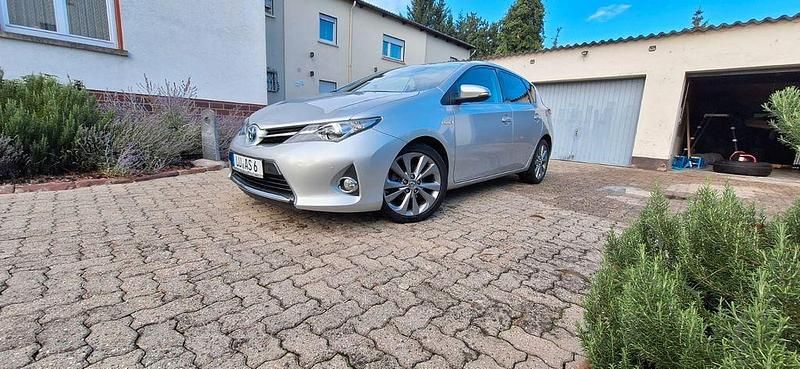 Silber Gebraucht 2014 Toyota Auris Hybrid Comfort Limousine | 10.600 € (Fairer Preis) - Bild 1/4
