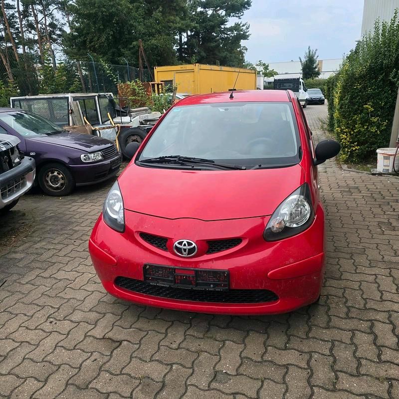 Rot Gebraucht 2009 Toyota Aygo Kleinwagen | 899 € (Guter Preis) - Bild 1/4