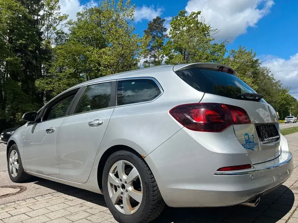 Gebraucht Opel Astra Innovation 165 PS (121 kW) 2013 Argon silber/ice silver (m2) Kombi