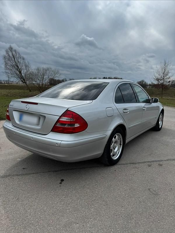 Gebraucht Mercedes E240 177 PS (130 kW) 2004 Silber Limousine
