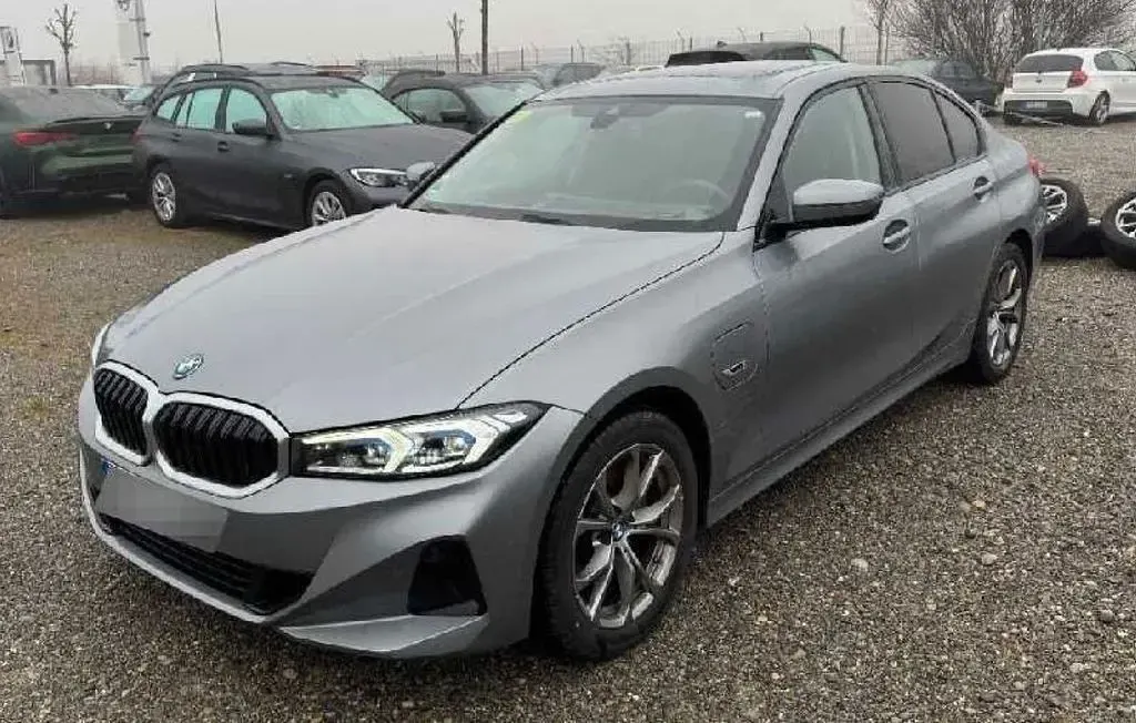 Gebraucht BMW 330e Sport Line 184 PS (135 kW) 2023 Grau Limousine