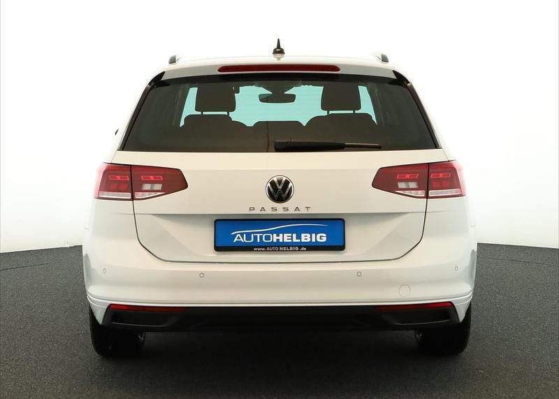 Gebraucht VW Passat 122 PS (89 kW) 2023 Gletscherweiss metallic Kombi