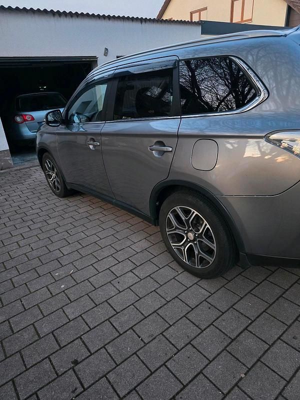 Gebraucht Mitsubishi Outlander 150 PS (110 kW) 2015 Grau SUV