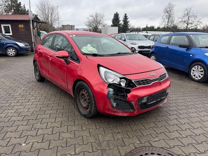 Rot Gebraucht 2013 Kia Rio Edition 7 Limousine | 1.650 € (Superpreis) - Bild 1/4