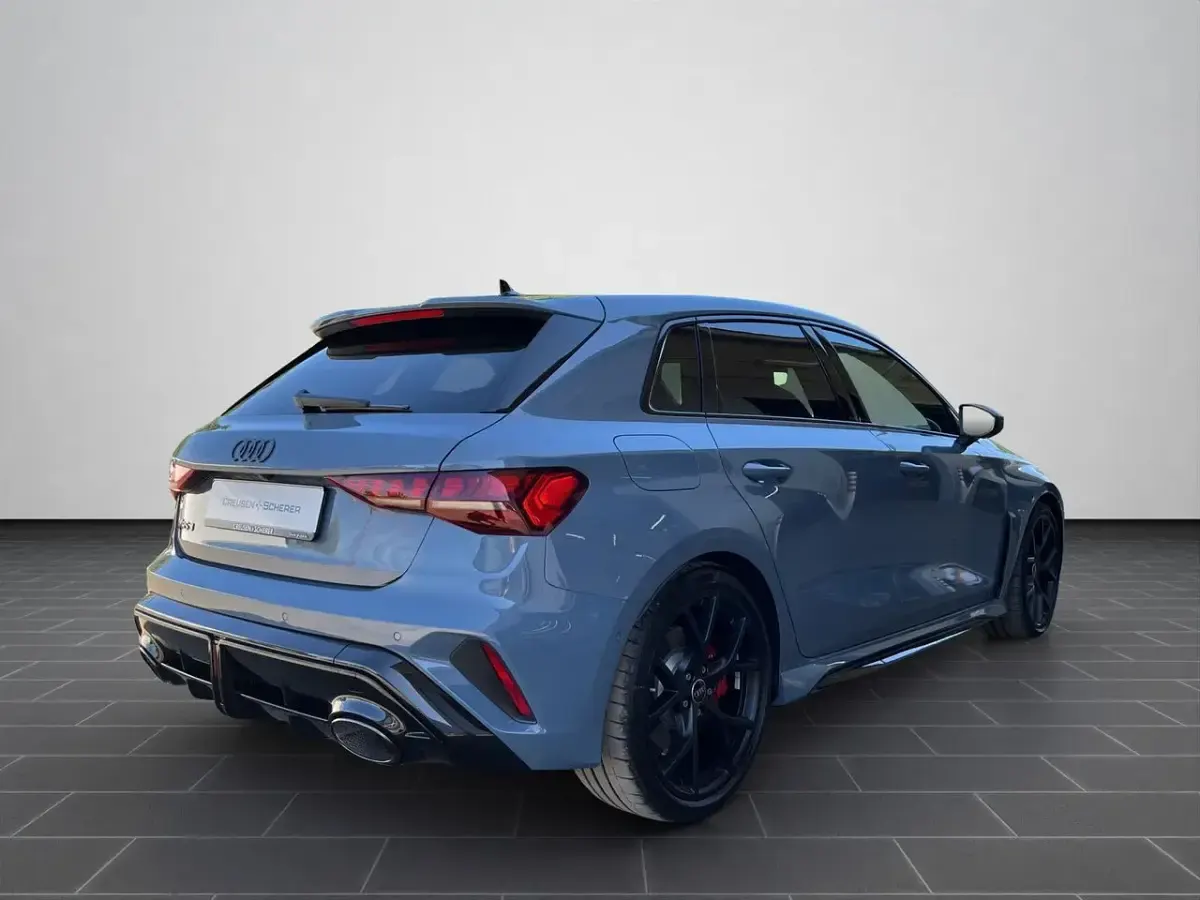 Neu Audi RS3 Sportback Advanced 400 PS (294 kW) 2026 Kemoragrau metallic (metallic) Kleinwagen