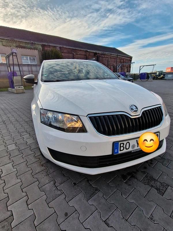 Weiß Gebraucht 2013 Skoda Octavia Limousine | 6.900 € (Fairer Preis) - Bild 1/4