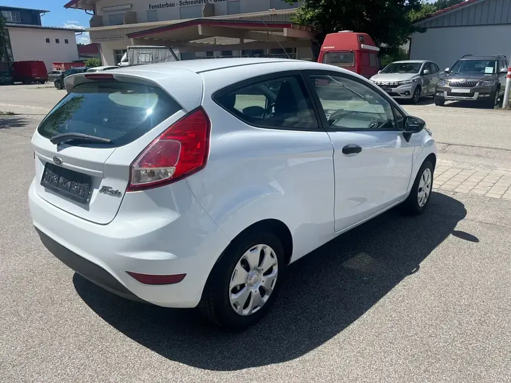 Gebraucht Ford Fiesta Ambiente 60 PS (44 kW) 2016 Weiß Kleinwagen
